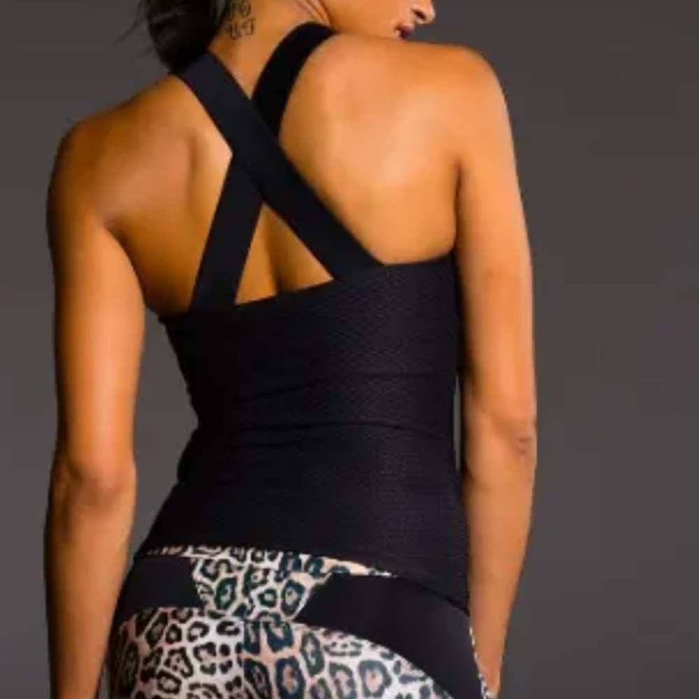 Onzie Black Cross-Back Tank Top